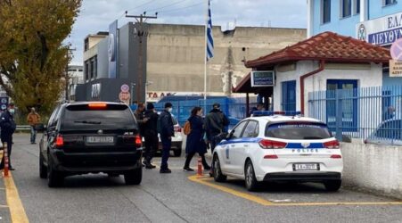 Πιερία: “Θεματοφύλακες του Συντάγματος” πέρασαν χειροπέδες και απήγαγαν διευθυντή Γυμνασίου στο Αιγίνιο (ΒΙΝΤΕΟ)