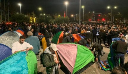 Θεσσαλονίκη: Αρνητές έστησαν σκηνές έξω από το δημαρχείο (ΒΙΝΤΕΟ & ΦΩΤΟ)