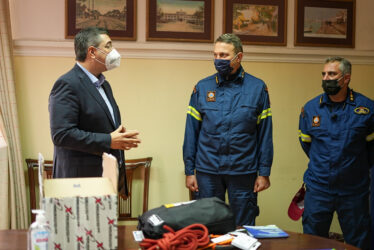 Ο Τζιτζικώστας παρέδωσε εξοπλισμό και μέσα ατομικής προστασίας στα στελέχη της 2η ΕΜΑΚ και της Πολιτικής Προστασίας της Περιφέρειας (ΦΩΤΟ)