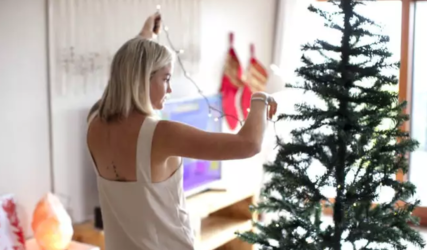 Ο σωστός τρόπος για να στολίσετε τα λαμπάκια στο χριστουγεννιάτικο δέντρο (ΒΙΝΤΕΟ)