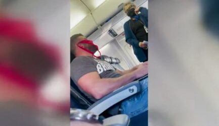 ΗΠΑ: Φορούσε στρινγκ αντί για μάσκα και τον κατέβασαν από το αεροπλάνο (ΒΙΝΤΕΟ)