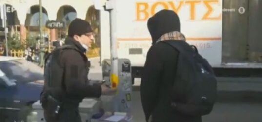 Θεσσαλονίκη: Αστυνομικός έκοψε πρόστιμο για μη χρήση μάσκας με τη μάσκα στο… σαγόνι (BINTEO)