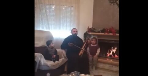 Ιερέας με λίρα δημιουργεί παράδοση και τραγουδά ποντιακά κάλαντα με τα παιδιά του (ΒΙΝΤΕΟ)