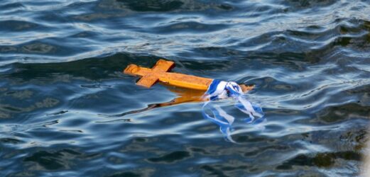 Θεοφάνεια: Tι συμβολίζουν και γιατί ρίχνουμε τον Σταυρό στη θάλασσα 