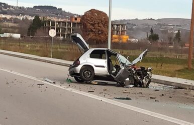 Σοβαρό τροχαίο έξω από τον Κρόκο Κοζάνης – 18χρονος μεταφέρθηκε στο νοσοκομείο (ΦΩΤΟ)