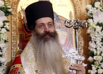 Κορονοϊός – Μητροπολίτης Φθιώτιδας: “Τραγική εμπειρία οι κηδείες νέων που αφήνουν ορφανά”