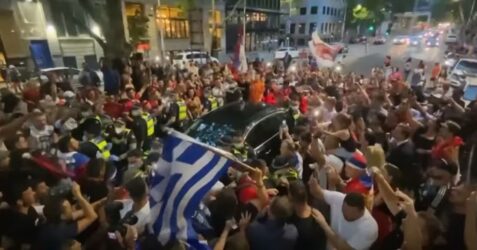 Χαμός στην Αυστραλία με την υπόθεση Τζόκοβιτς – Επεισόδια και με Ελληνες (ΒΙΝΤΕΟ)