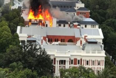 Νότια Αφρική: Φωτιά στην έδρα του Κοινοβουλίου
