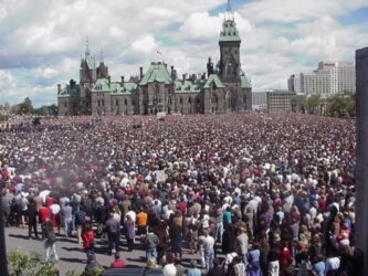 Καναδάς: Xιλιάδες διαδηλωτές κατά του υποχρεωτικού εμβολιασμού – Φυγαδεύτηκε η οικογένεια Τριντό (ΒΙΝΤΕΟ)