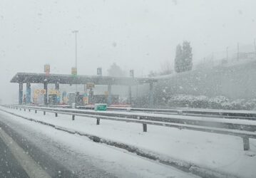 Κακοκαιρία Ελπίς: Βάζουν τα αυτοκίνητα τους στην Αττική Οδό για να αποζημιωθούν (ΒΙΝΤΕΟ)