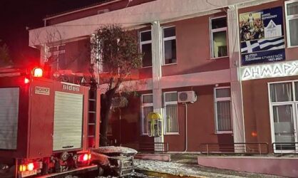 Θεσσαλονίκη: Επίθεση με μολότοφ στο δημαρχείο Θερμαϊκού (ΦΩΤΟ)