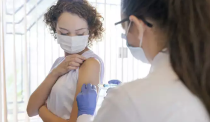 Εμβόλια Moderna vs Pfizer: Η σύγκριση κατά τη διάρκεια του κύματος που έφερε η παραλλαγή Δέλτα