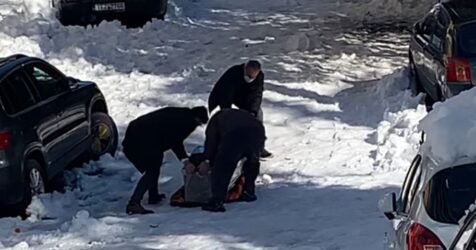 Κακοκαιρία Ελπίς: Εσερναν φέρετρο μέσα στα χιόνια (ΒΙΝΤΕΟ)