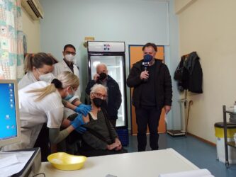 Σέρρες: Εμβολιάστηκε με την 3η δόση γιαγιά 107 ετών! (ΦΩΤΟ)