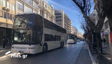 Θεσσαλονίκη: Διαμαρτυρία με κομβόι από τουριστικά λεωφορεία – Μπλόκαρε το κέντρο (ΒΙΝΤΕΟ & ΦΩΤΟ)