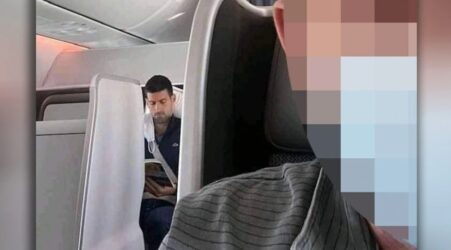 Χωρίς μάσκα ο Τζόκοβιτς στην πτήση της επιστροφής του στη Σερβία