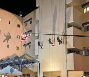 Λάρισα: Άη Βασίληδες της ΕΜΑΚ μοίρασαν δώρα στην Παιδιατρική κλινική του Πανεπιστημιακού Νοσοκομείου