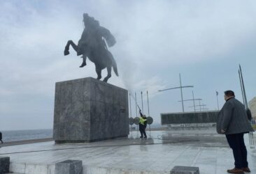 Θεσσαλονίκη: Συνεργεία του δήμου καθάρισαν το άγαλμα του Μεγάλου Αλεξάνδρου (ΦΩΤΟ)