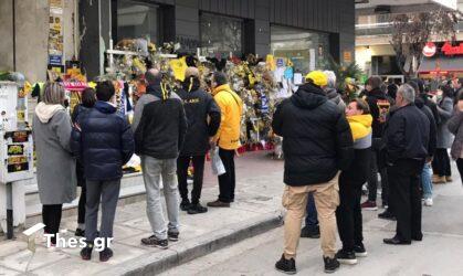 Θεσσαλονίκη: Πλήθος κόσμου πριν το ντέρμπι Αρης – ΠΑΟΚ στο σημείο που δολοφονήθηκε ο 19χρονος Αλκης