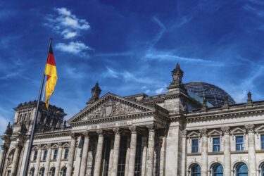 Γερμανία: Σε ύφεση η οικονομία το 2023 – Επιστροφή στην Ανάπτυξη από το 2024