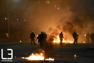 Επιθέσεις με μολότοφ εναντίον αστυνομικών τα ξημερώματα στην Αθήνα