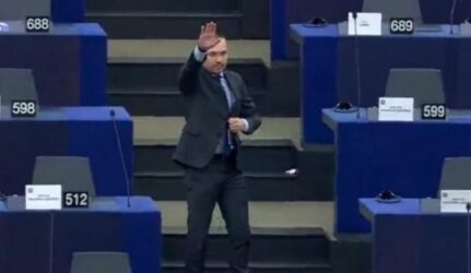 Χαμός στην Ευρωβουλή με ναζιστικό χαιρετισμό Βούλγαρου ευρωβουλευτή (ΒΙΝΤΕΟ)
