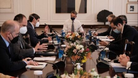 Σύσκεψη υπό τον πρωθυπουργό για την οπαδική βία