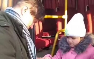 Ουκρανία: Συγκλονιστικό βίντεο – Πατέρας αποχαιρετά με κλάματα την κόρη του