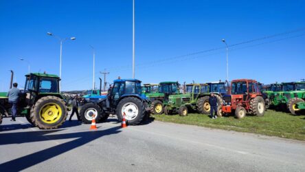 Θεσσαλονίκη: Οι αγρότες έκλεισαν συμβολικά την Ε.Ο. Θεσσαλονίκης – Μουδανιών (ΦΩΤΟ)