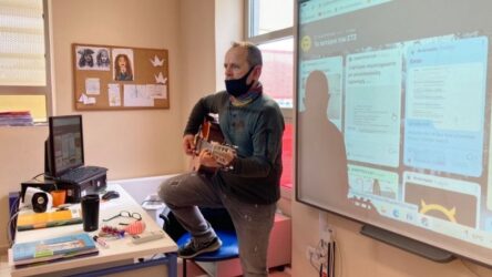 Θεσσαλονίκη: Εκπαιδευτικός «πάντρεψε» τη διδασκαλία με τη μουσική