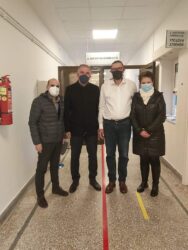 Θεσσαλονίκη: Ο Καλαφάτης επισκέφθηκε τους τραυματίες νεαρούς από την επίθεση στη Χαριλάου