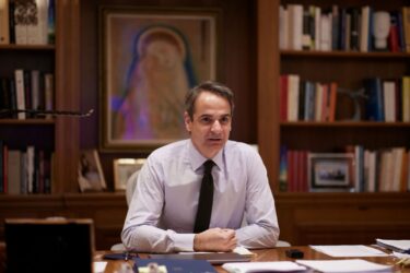 Συνάντηση Μητσοτάκη με Νούλαντ: “Επαναβεβαιώθηκε το εξαιρετικό επίπεδο των διμερών σχέσεων με την ΗΠΑ”