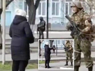 Ουκρανία: “Τι στο διάολο κάνετε στη χώρα μας;” είπε γυναίκα σε Ρώσους στρατιώτες (ΒΙΝΤΕΟ)