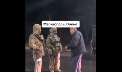 Πόλεμος στην Ουκρανία: “Είστε μαριονέτες”, είπε παππούς σε Ρώσους στρατιώτες (ΒΙΝΤΕΟ)