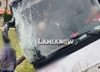 Τουριστικό λεωφορείο “καρφώθηκε” σε κολόνα και τούμπαρε (ΒΙΝΤΕΟ)