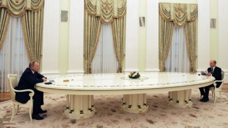 Κρίση στην Ουκρανία: “Είπαν τι ώρα θα ξεκινήσει ο πόλεμος;” ρώτησε ο Πούτιν τον Σολτς