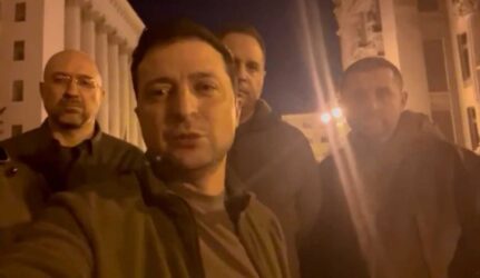 Ουκρανία: Εμφανίστηκε σε βίντεο στο Κίεβο ο Ζελένσκι