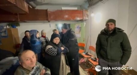 Βίντεο με Ελληνες ομογενείς σε υπόγειο ανήρτησε η ρωσική Πρεσβεία στην Ελλάδα