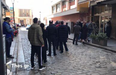 Θεσσαλονίκη: Στην… ουρά για μπακαλιάρο σκορδαλιά (ΒΙΝΤΕΟ & ΦΩΤΟ)
