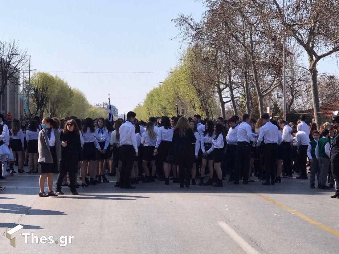 προετοιμασία μαθητική παρέλαση Θεσσαλονίκη 25η Μαρτίου