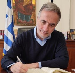 Επέστρεψε στο γραφείο ο Σταύρος Καλαφάτης μετά τη νόσηση με κορονοϊό