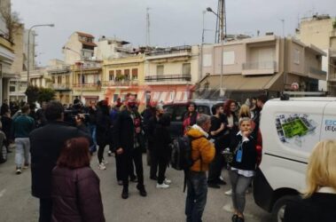 Πάτρα: Πλήθος κόσμου έξω από το σπίτι της Ρούλας Πισπιρίγκου (ΦΩΤΟ)