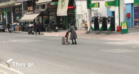 Θεσσαλονίκη: Την είδαν και σάστισαν – Η καρέκλα με ρόδες που είναι ιδανική για αναμονή σε ουρές