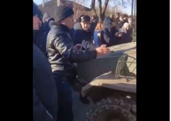 Συγκλονίζουν πολίτες στην Ουκρανία: Στάθηκαν μπροστά σε ρωσικό τανκ (ΒΙΝΤΕΟ)