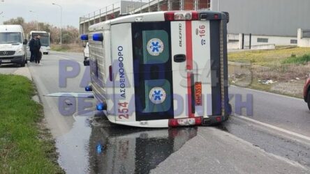 Θεσσαλονίκη: Ασθενοφόρο ανετράπη στο Πλαγιάρι
