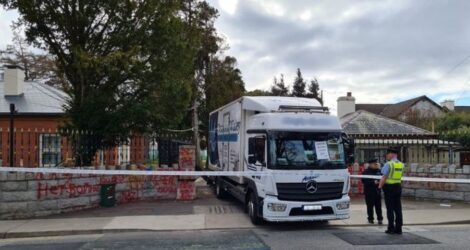 Συναγερμός στο Δουβλίνο: Φορτηγό έπεσε στις πύλες της ρωσικής πρεσβείας (ΒΙΝΤΕΟ)