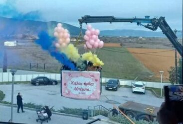 Δράμα: Ανέβηκαν σε γερανό για να δουν το νεογέννητο της οικογένειας (ΦΩΤΟ)