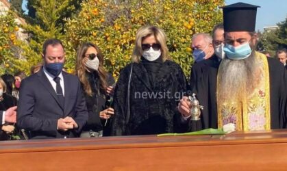 Δημήτρης Κοντομηνάς: Σε κλίμα συγκίνησης η ταφή στο Α’ Νεκροταφείο (ΒΙΝΤΕΟ & ΦΩΤΟ)