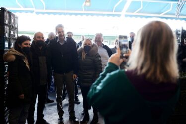Στην Κεντρική Λαχαναγορά στο Ρέντη ο Κυριάκος Μητσοτάκης (ΦΩΤΟ)