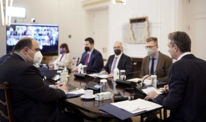 Σύσκεψη υπό τον πρωθυπουργό για τα αποθέματα πρώτων υλών στην αγορά